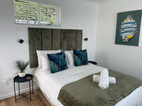 Caren's Hideaway - 7 min walk to Beach & Covered Patio, Braai & WIFI